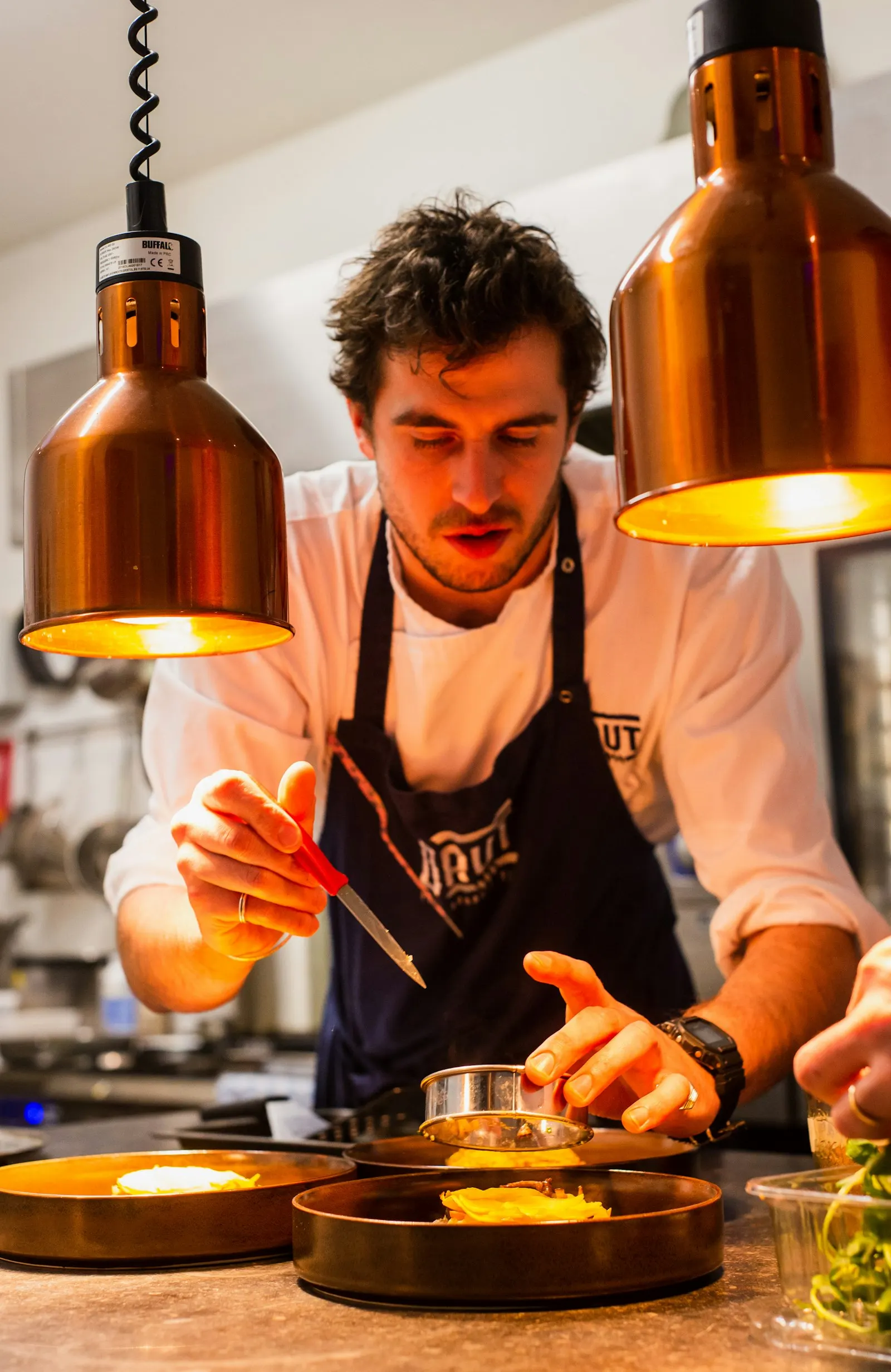 Gestes en cuisine — illustration, non un portrait de Romain Lamon
