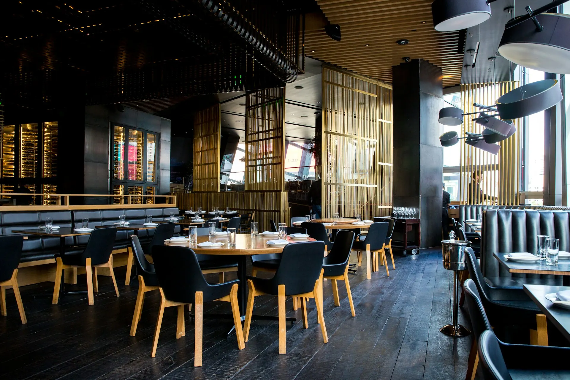 Salle de restaurant contemporaine — illustration d’ambiance