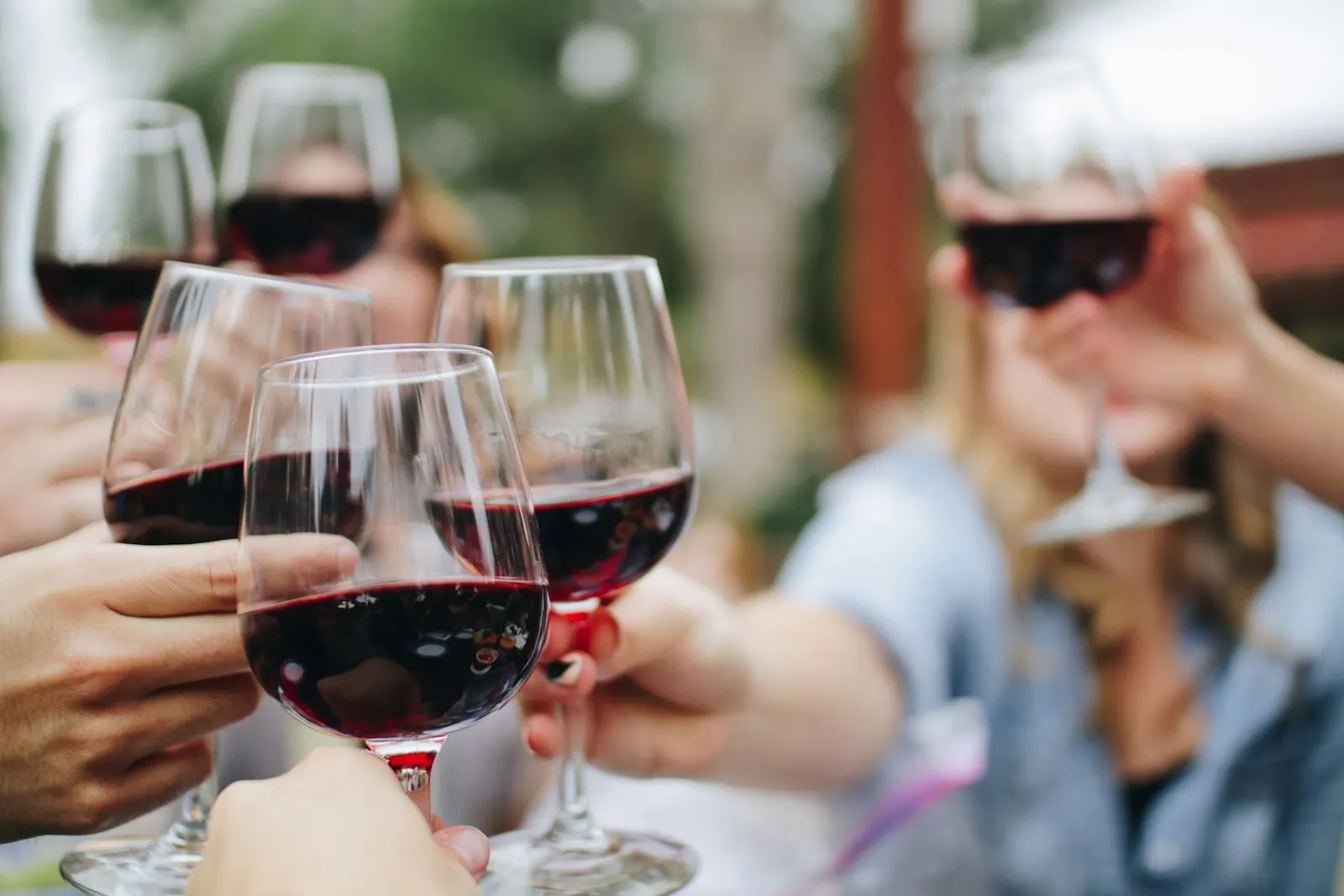 Bouteilles de vin — illustration, non la cave d’Argile